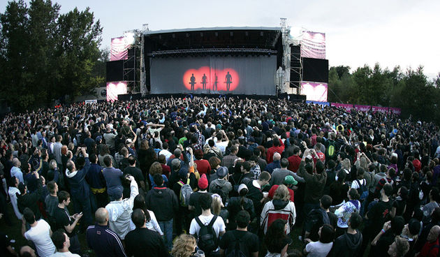 Zagreb, 240609.
Prva vecer T-mobile IN Music Festivala koji se odrzava na Jarunu na dvije pozornice. Kao zvijezde prve veceri najavljeni su Lilly Allen, Kraftwerk, Franz Ferdinand na T-mobile stageu i Rokia Traore na Nokia stageu. 
Na slici: nastup njemac