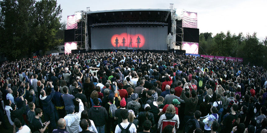 Zagreb, 240609.
Prva vecer T-mobile IN Music Festivala koji se odrzava na Jarunu na dvije pozornice. Kao zvijezde prve veceri najavljeni su Lilly Allen, Kraftwerk, Franz Ferdinand na T-mobile stageu i Rokia Traore na Nokia stageu.
Na slici: nastup njemac Zagreb, 240609.
Prva vecer T-mobile IN Music Festivala koji se odrzava na Jarunu na dvije pozornice. Kao zvijezde prve veceri najavljeni su Lilly Allen, Kraftwerk, Franz Ferdinand na T-mobile stageu i Rokia Traore na Nokia stageu.
Na slici: nastup njemac