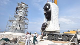 Dizalicom postavljena glava na postolje spomenika Gospi od Loreta Dizalicom postavljena glava na postolje spomenika Gospi od Loreta