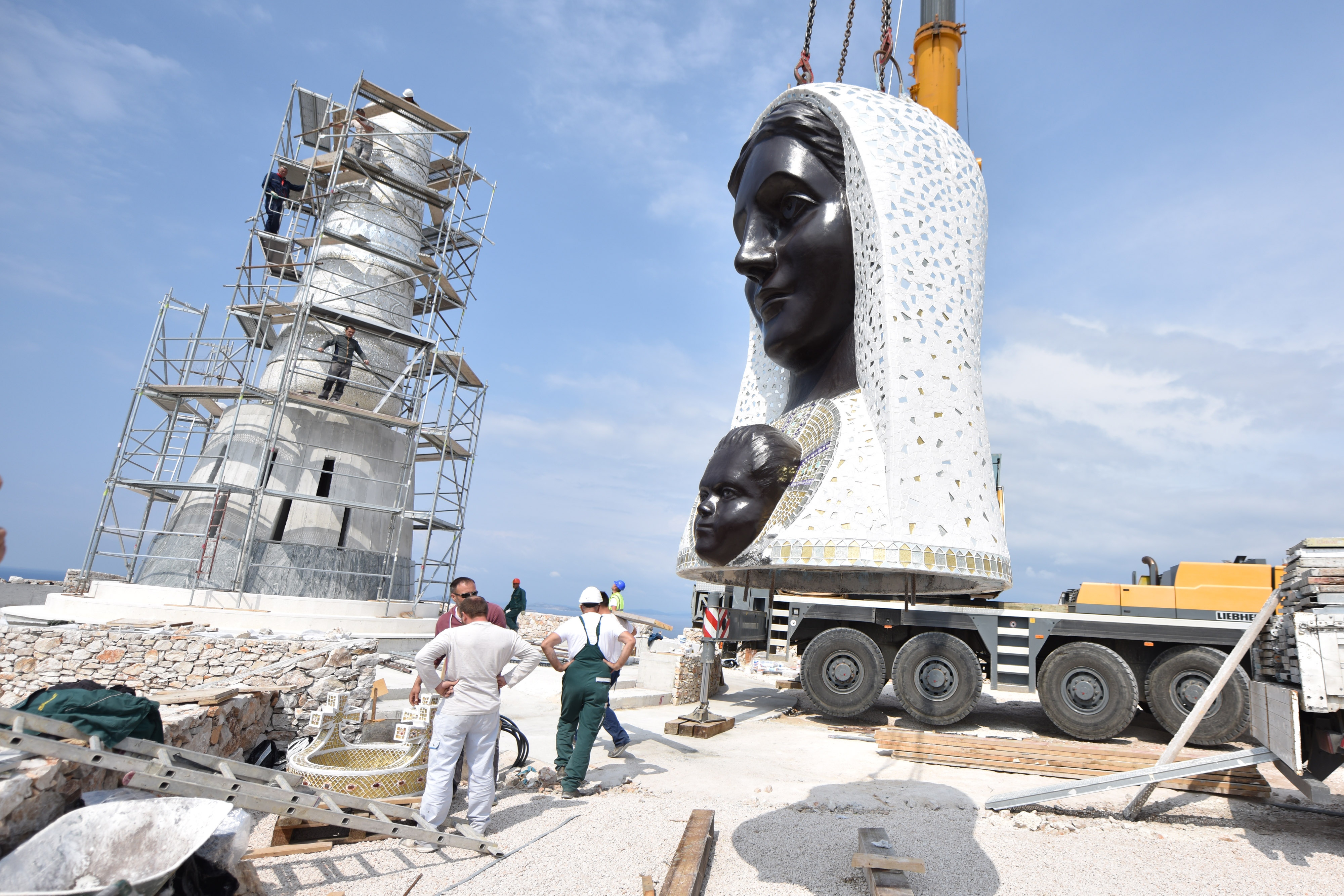 Dizalicom postavljena glava na postolje spomenika Gospi od Loreta Dizalicom postavljena glava na postolje spomenika Gospi od Loreta