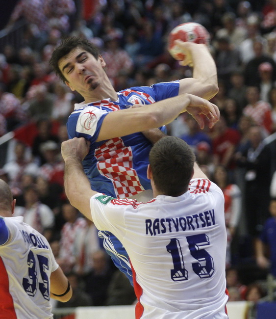 Graz, 210110.
EURO 2010 u rukometu. 
Trece kolo skupine A. Utakmica Hrvatska – Rusija.
Na fotografiji: Denis Buntic, Alexey Rastvortsev.
Foto: Nenad Dugi / Cropix