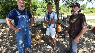 Zadarski beskucnici angazirani su na sadnji krumpira koji cini dio ponude pucke kuhinje u kojoj se i sami hrane. Photo: Dino Stanin/PIXSELL Zadarski beskucnici angazirani su na sadnji krumpira koji cini dio ponude pucke kuhinje u kojoj se i sami hrane. Photo: Dino Stanin/PIXSELL