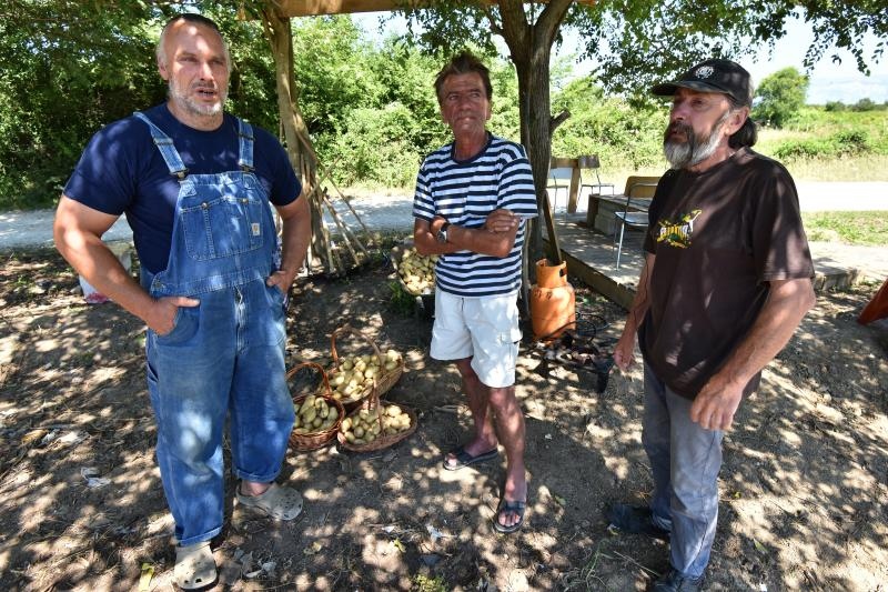 Zadarski beskucnici angazirani su na sadnji krumpira koji cini dio ponude pucke kuhinje u kojoj se i sami hrane. Photo: Dino Stanin/PIXSELL Zadarski beskucnici angazirani su na sadnji krumpira koji cini dio ponude pucke kuhinje u kojoj se i sami hrane. Photo: Dino Stanin/PIXSELL