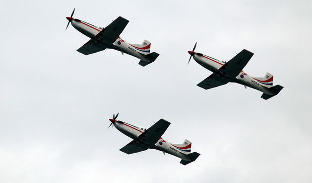 Zadar, 180210.
Skolski zrakoplovi Pilatus sa Zracne baze Zemunik vjezbaju akrobatsko letenje iznad Zadarskog kanala.
Foto: Vladimir Ivanov / CROPIX