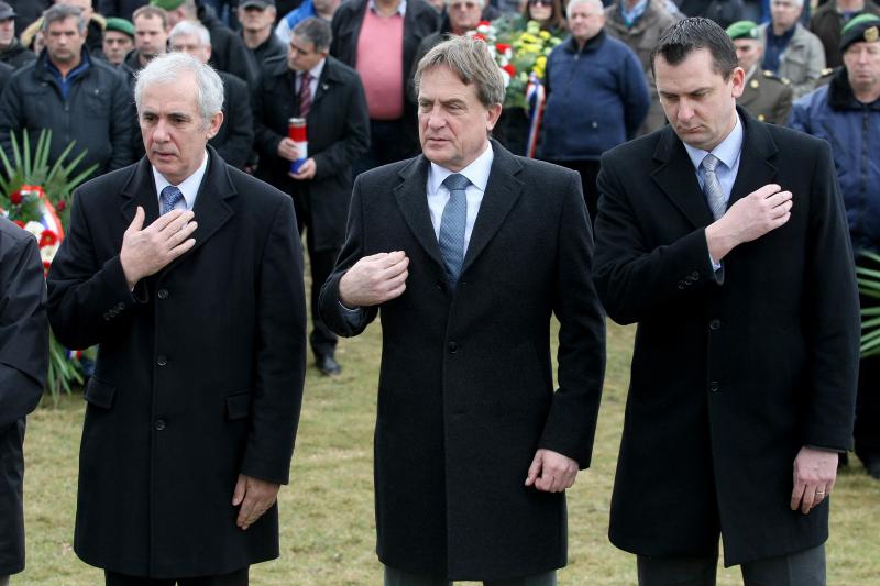 Polaganjem vijenaca na središnjem križu, u Novigradu je obilježena obljetnica pogibije članova HRM-a i Druge gardijske brigade za vrijeme akcije Maslenica. Photo: Dino Stanin/PIXSELL Polaganjem vijenaca na središnjem križu, u Novigradu je obilježena obljetnica pogibije članova HRM-a i Druge gardijske brigade za vrijeme akcije Maslenica. Photo: Dino Stanin/PIXSELL