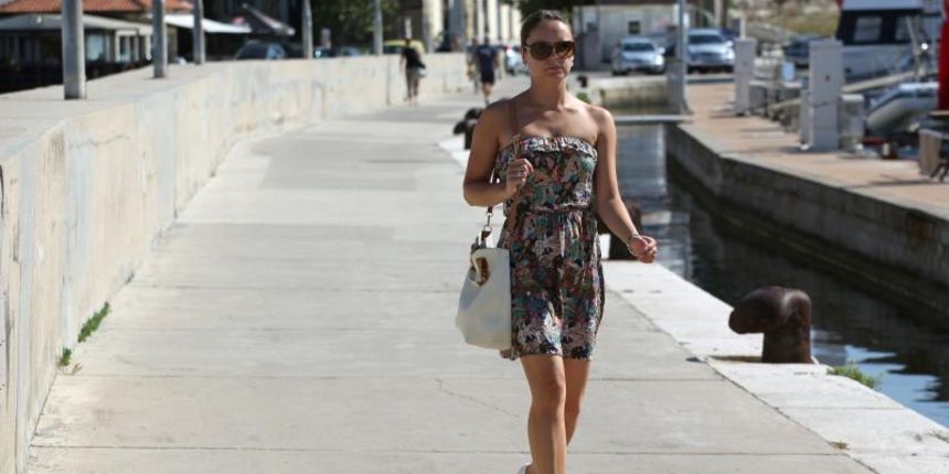 17.07.2013., Zadar – Mlada dama je uz pomoc barkajola presla preko mora na drugu stranu zadarske rive. Photo: Zeljko Mrsic/PIXSELL Autor  Zeljko Mrsic/PIXSELL KLJUČNE RIJEČI  camac, barkajol, brod, zena, djevojka