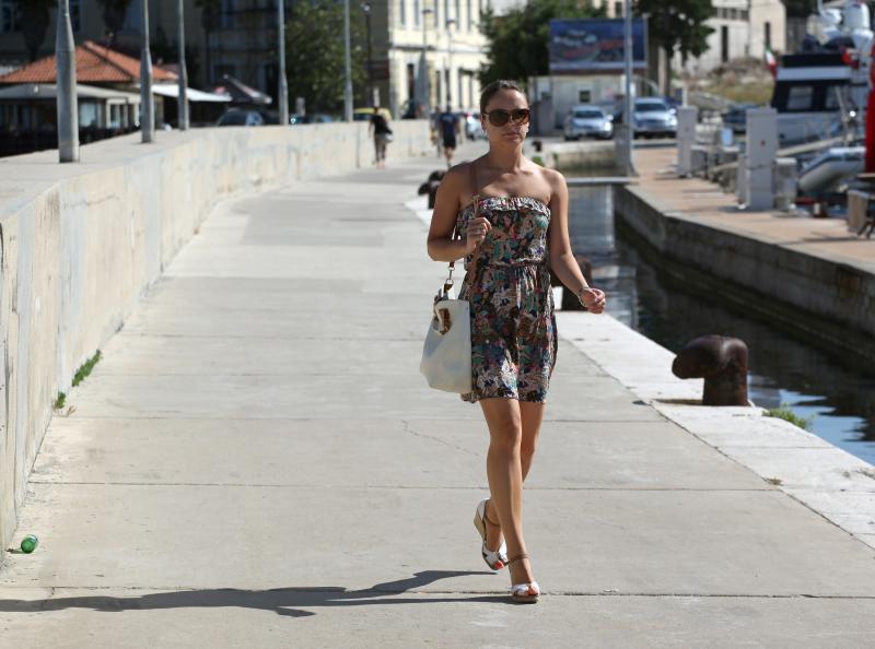 17.07.2013., Zadar – Mlada dama je uz pomoc barkajola presla preko mora na drugu stranu zadarske rive. Photo: Zeljko Mrsic/PIXSELL Autor  Zeljko Mrsic/PIXSELL KLJUČNE RIJEČI  camac, barkajol, brod, zena, djevojka