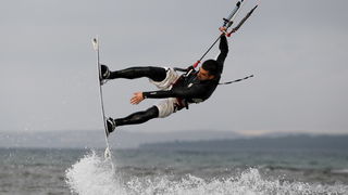 Nin, 150111.
Clanovi Kiteboarding kluba Spinaker iz Zadra na ninskoj plazi Zdrijac.
Foto: Jure Miskovic / CROPIX
