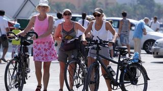 26.07.2013., Zadar – Velika guzva u zadarskoj trajektnoj luci. Photo: Zeljko Mrsic/PIXSELL Autor Zeljko Mrsic/PIXSELL guzve, trajekt, Luka, turisti 26.07.2013., Zadar – Velika guzva u zadarskoj trajektnoj luci. Photo: Zeljko Mrsic/PIXSELL Autor Zeljko Mrsic/PIXSELL guzve, trajekt, Luka, turisti