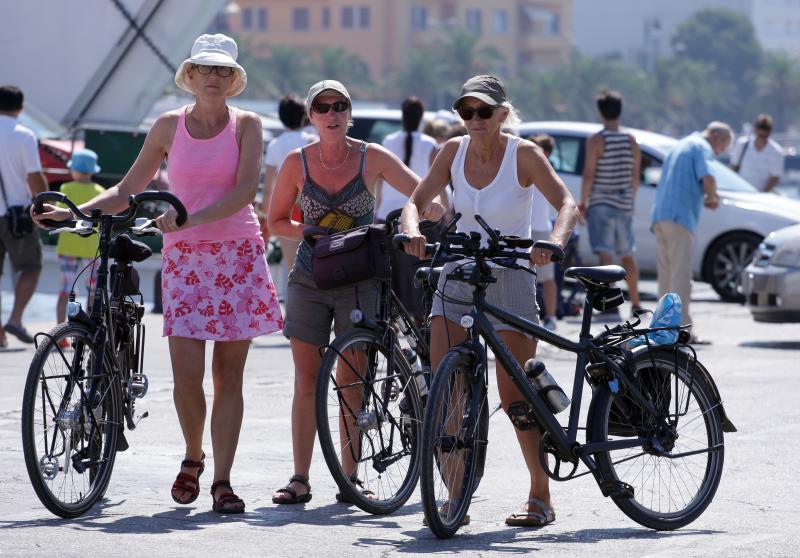 26.07.2013., Zadar – Velika guzva u zadarskoj trajektnoj luci. Photo: Zeljko Mrsic/PIXSELL Autor Zeljko Mrsic/PIXSELL guzve, trajekt, Luka, turisti 26.07.2013., Zadar – Velika guzva u zadarskoj trajektnoj luci. Photo: Zeljko Mrsic/PIXSELL Autor Zeljko Mrsic/PIXSELL guzve, trajekt, Luka, turisti