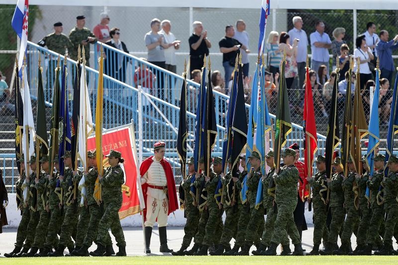 Svečano postrojavanje na stadionu u Kranjčevićevoj u povodu Dana Oružanih snaga Republike Hrvatske. Foto. PIXSELL Svečano postrojavanje na stadionu u Kranjčevićevoj u povodu Dana Oružanih snaga Republike Hrvatske. Foto. PIXSELL