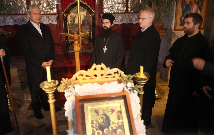 Krupa, 251110.
Boris Tadic i Ivo Josipovic posjetili su manastir Krupa.
Na slici: Boris Tadic i iguman manastira Gavrilo Stevanovic i Ivo Josipovic u manastirskoj crkvi.
Foto: Vladimir Ivanov / CROPIX Krupa, 251110.
Boris Tadic i Ivo Josipovic posjetili su manastir Krupa.
Na slici: Boris Tadic i iguman manastira Gavrilo Stevanovic i Ivo Josipovic u manastirskoj crkvi.
Foto: Vladimir Ivanov / CROPIX