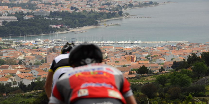 Vodice, 250410.
U organizaciji Brdskog biciklistickog kluba Orlov krug Vodice, odrzan je 12. Mountain Bike Croatia Cup. Vozilo se na kruznoj stazi, duzine kruga 5.200 m, koja se nalazi na brdu iznad magistralne ceste Vodice Vodice, 250410.
U organizaciji Brdskog biciklistickog kluba Orlov krug Vodice, odrzan je 12. Mountain Bike Croatia Cup. Vozilo se na kruznoj stazi, duzine kruga 5.200 m, koja se nalazi na brdu iznad magistralne ceste Vodice