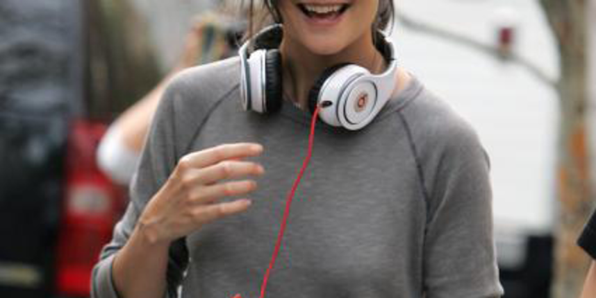 Katie je zgodna i raščupana u papučama (Tportal.hr)