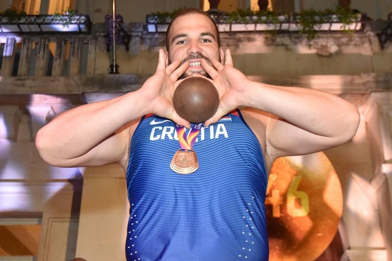 Svečani doček brončanog Stipe Žunića na Narodnom trgu