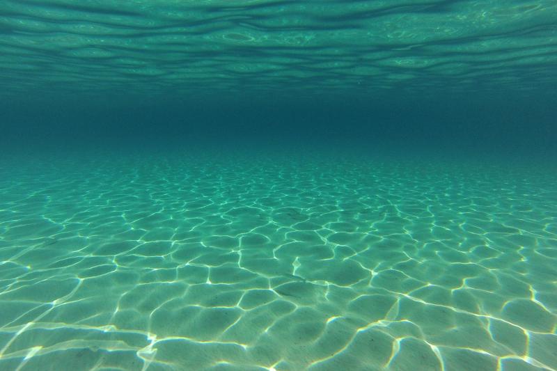 25.07.2013., Dugi otok, Sakarun – Uzduz i poprijeko Dugog otoka u zadarskom arhipelagu u ljetnim danima prepuno je turista, a najomiljenija plaza zasigurno je Sakarun, koja sa nalazi u uvali pokraj mjesta Veli Rat. Pjeskovita plaza sa tirkizno cistim mo