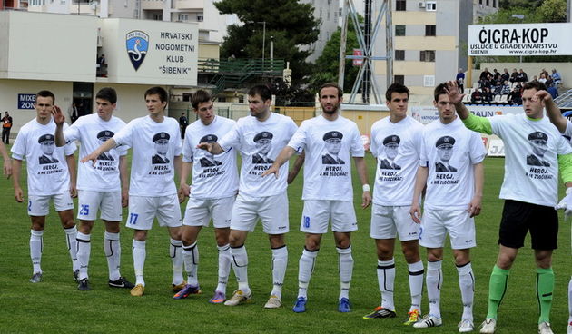 Sibenik, 160411. Stadion Subicevac Utakmica 25. kola 1.HNL izmedju NK Sibenik (narancasti) i NK Zadar (bijeli). Na slici: igraci Zadra izasli su na teren s majicama sa slikom Ante Gotovine Foto: Niksa Stipanicev / CROPIX