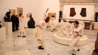 Glazbeno-plesni performans “Ona koja nosi”, foto: Iva Perinčić Glazbeno-plesni performans “Ona koja nosi”, foto: Iva Perinčić