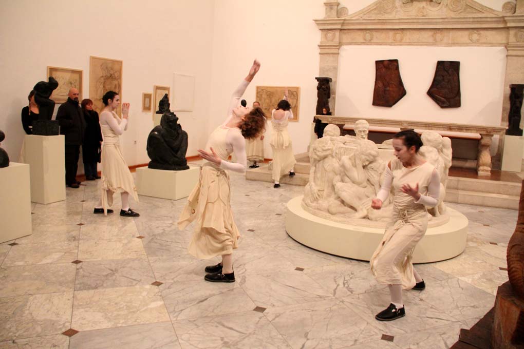 Glazbeno-plesni performans “Ona koja nosi”, foto: Iva Perinčić Glazbeno-plesni performans “Ona koja nosi”, foto: Iva Perinčić