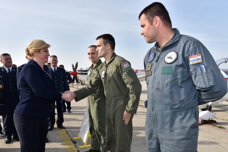Predsjednica Kolinda Grabar-Kitarović posjetila 93. zrakoplovnu bazu Zemunik. Foto: Dino Stanin/PIXSELL