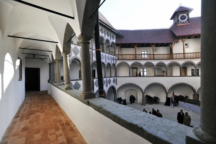 Desinic, 131111.
Otvorenje dvora Veliki tabor nakon restauratorskih radova. Izmedju ostalih, na otvorenju su prisustvovali i ministar kulture Jasen Mesic, te potpredsjednik Hrvatskog sabora Ivan Jarnjak.
Foto: Boris Kovacev / CROPIX Desinic, 131111.
Otvorenje dvora Veliki tabor nakon restauratorskih radova. Izmedju ostalih, na otvorenju su prisustvovali i ministar kulture Jasen Mesic, te potpredsjednik Hrvatskog sabora Ivan Jarnjak.
Foto: Boris Kovacev / CROPIX