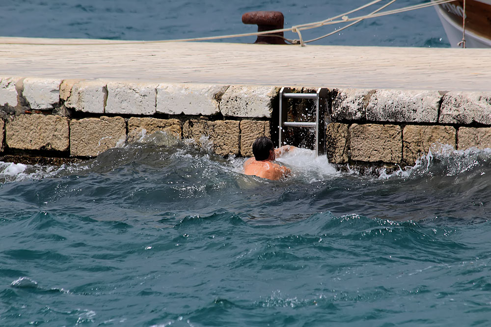 Kupači na zadarskoj rivi 19. svibnja 2013.  Foto: Roberto Lerga