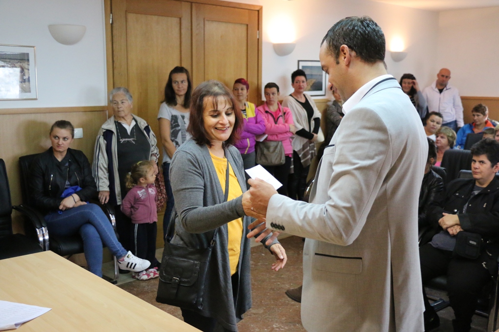 Vir: Dodjela materijalne pomoći roditeljima za nabavku udžbenika i školske opreme Vir: Dodjela materijalne pomoći roditeljima za nabavku udžbenika i školske opreme