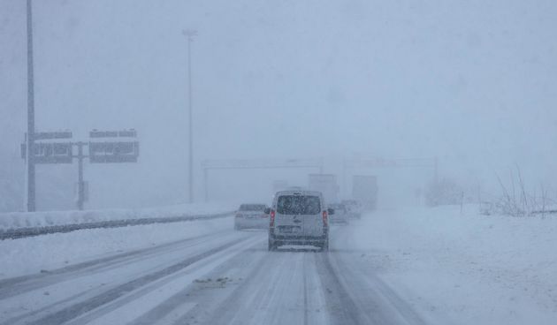 U Lici pada gusti snijeg, zimski uvjeti na cestama