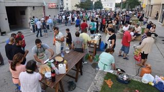 U sklopu Benkovackog kulturnog ljeta Grad Benkovac i Turisticka zajednica Grada Benkovca vec cetvrtu godinu za redom organiziraju manifestaciju Puzevim korakom. Radi se o gastro manifestaciji pripreme i degustacije puzeva. Posjetitelji su imali prilike d U sklopu Benkovackog kulturnog ljeta Grad Benkovac i Turisticka zajednica Grada Benkovca vec cetvrtu godinu za redom organiziraju manifestaciju Puzevim korakom. Radi se o gastro manifestaciji pripreme i degustacije puzeva. Posjetitelji su imali prilike d