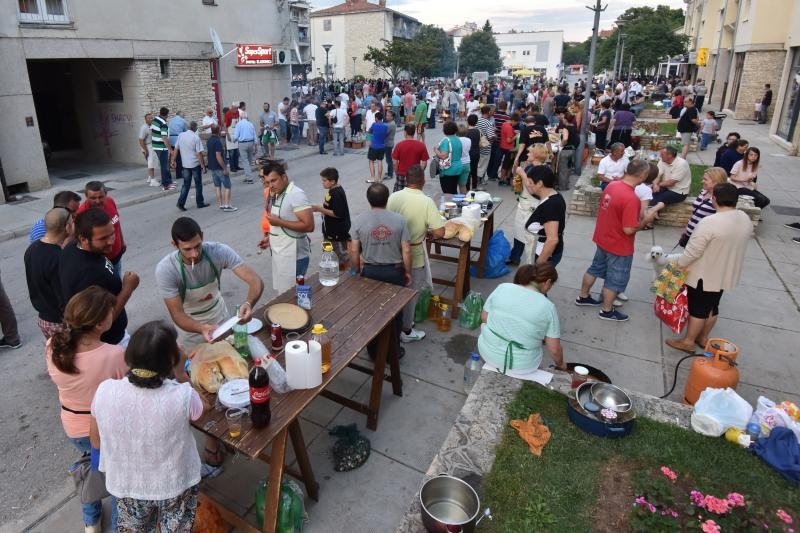 U sklopu Benkovackog kulturnog ljeta Grad Benkovac i Turisticka zajednica Grada Benkovca vec cetvrtu godinu za redom organiziraju manifestaciju Puzevim korakom. Radi se o gastro manifestaciji pripreme i degustacije puzeva. Posjetitelji su imali prilike d U sklopu Benkovackog kulturnog ljeta Grad Benkovac i Turisticka zajednica Grada Benkovca vec cetvrtu godinu za redom organiziraju manifestaciju Puzevim korakom. Radi se o gastro manifestaciji pripreme i degustacije puzeva. Posjetitelji su imali prilike d