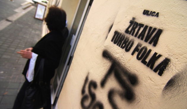 Zadar, 241109. U Glagoljaskoj ulici na zadarskom predjelu Relja nedaleko od novootvorenog narodnjackog kluba Skipper osvanuli su grafiti ” Ulica zrtava turbo folka ” . Foto: Andrija Lucic / CROPIX