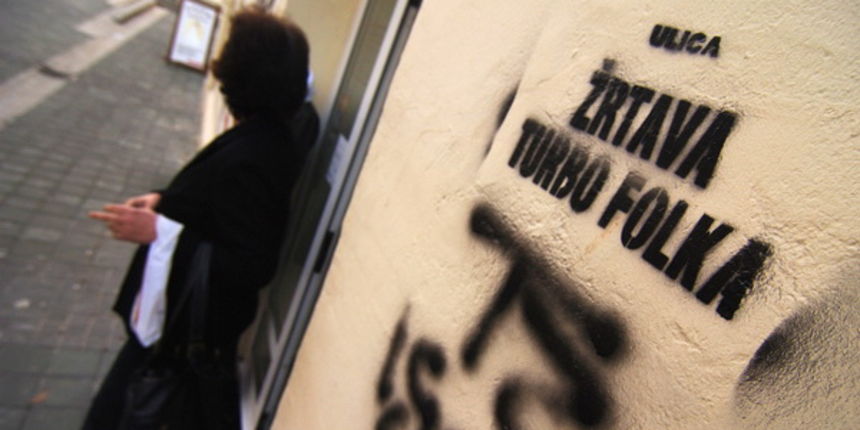 Zadar, 241109. U Glagoljaskoj ulici na zadarskom predjelu Relja nedaleko od novootvorenog narodnjackog kluba Skipper osvanuli su grafiti ” Ulica zrtava turbo folka ” . Foto: Andrija Lucic / CROPIX Zadar, 241109. U Glagoljaskoj ulici na zadarskom predjelu Relja nedaleko od novootvorenog narodnjackog kluba Skipper osvanuli su grafiti ” Ulica zrtava turbo folka ” . Foto: Andrija Lucic / CROPIX