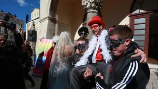 Splitski karneval: Vjenčanje Ave Karabatić i Ivana Pernara na splitskoj rivi