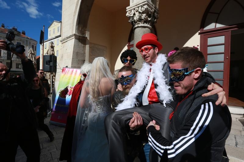 Splitski karneval: Vjenčanje Ave Karabatić i Ivana Pernara na splitskoj rivi