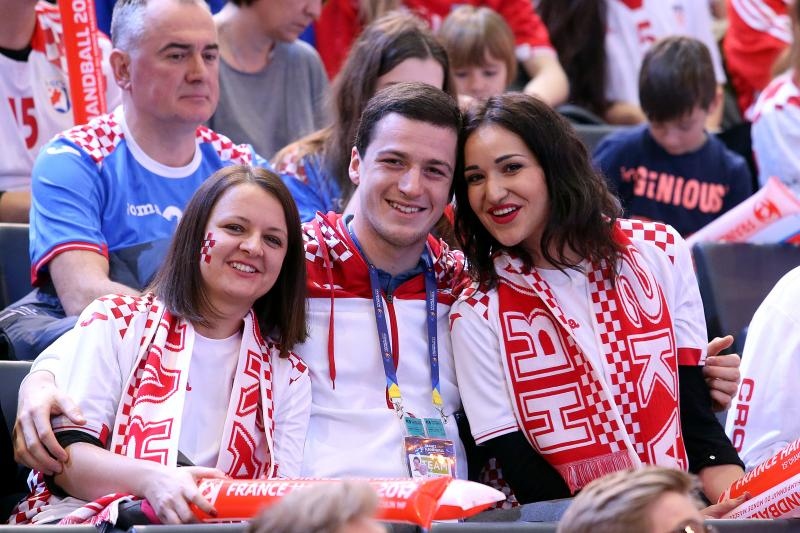 Hrvatski navijači u Parizu na utakmici Slovenija – Hrvatska za 3. mjesto na Svjetskom prvenstvu