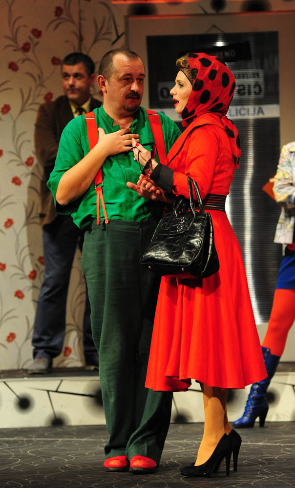 Zadar, 4.12.2012. snimio: Nenad Marčev
Zagrebačko gradsko kazalište Komedija
Paul Pörtner
Čisto ludilo
redateljica: Nina Kleflin
igraju: Vid Balog, Nina Kaić Madić,
Igor Mešin, Damir Lončar, Saša Buneta,
Jasna Palić Picukarić
Velika dv Zadar, 4.12.2012. snimio: Nenad Marčev
Zagrebačko gradsko kazalište Komedija
Paul Pörtner
Čisto ludilo
redateljica: Nina Kleflin
igraju: Vid Balog, Nina Kaić Madić,
Igor Mešin, Damir Lončar, Saša Buneta,
Jasna Palić Picukarić
Velika dv