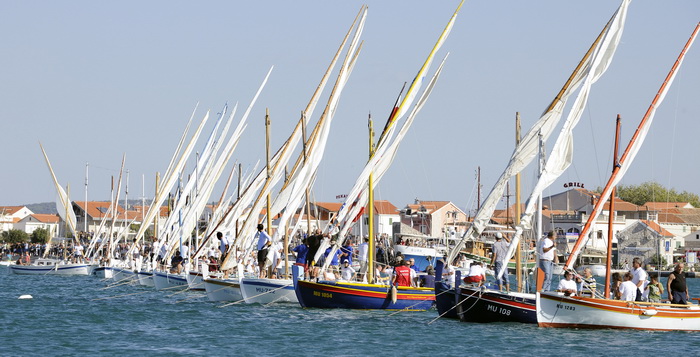 Murter, 021011.
U Murteru odrzana tradicionalna regata brodica ” Latinsko idro” gdje je sudjelovalo sedamdesetak posada.
Na slici: regata.
Foto: Jadran Babic / CROPIX Murter, 021011.
U Murteru odrzana tradicionalna regata brodica ” Latinsko idro” gdje je sudjelovalo sedamdesetak posada.
Na slici: regata.
Foto: Jadran Babic / CROPIX
