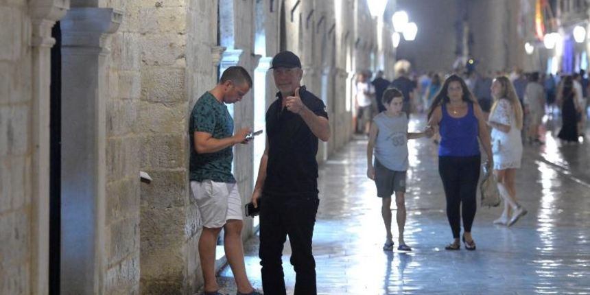 David Howell Evans, poznatiji kao The Edge, gitarist grupe U2, u setnji sa suprugom Morleigh Steinberg, kceri Hollie Evans i njenim suprugom Jamijem, te kolegom iz benda, basistom Adamom Claytonom i njegovom suprugom Marianom Teixeirom De Carvalho. Photo: David Howell Evans, poznatiji kao The Edge, gitarist grupe U2, u setnji sa suprugom Morleigh Steinberg, kceri Hollie Evans i njenim suprugom Jamijem, te kolegom iz benda, basistom Adamom Claytonom i njegovom suprugom Marianom Teixeirom De Carvalho. Photo: