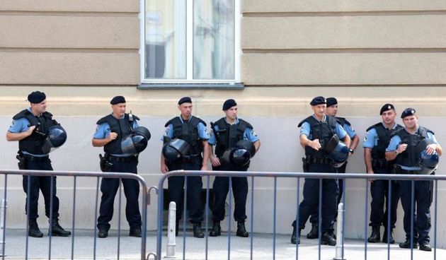 Interventna policija osigurava prosvjed na Markovom trgu. Photo: Patrik Macek/PIXSELL