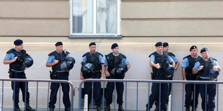 Interventna policija osigurava prosvjed na Markovom trgu. Photo: Patrik Macek/PIXSELL