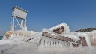 Ribarska lučica Prosika na Vranskom jezeru okovana ledom Ribarska lučica Prosika na Vranskom jezeru okovana ledom