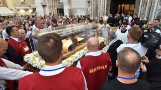 Velik broj vjernika sudjelovalo u procesiji u kojoj je nošeno tijelo Leopolda Bogdana Mandića od crkve Gospe od zdravlja do katedrale sv. Stošije Velik broj vjernika sudjelovalo u procesiji u kojoj je nošeno tijelo Leopolda Bogdana Mandića od crkve Gospe od zdravlja do katedrale sv. Stošije