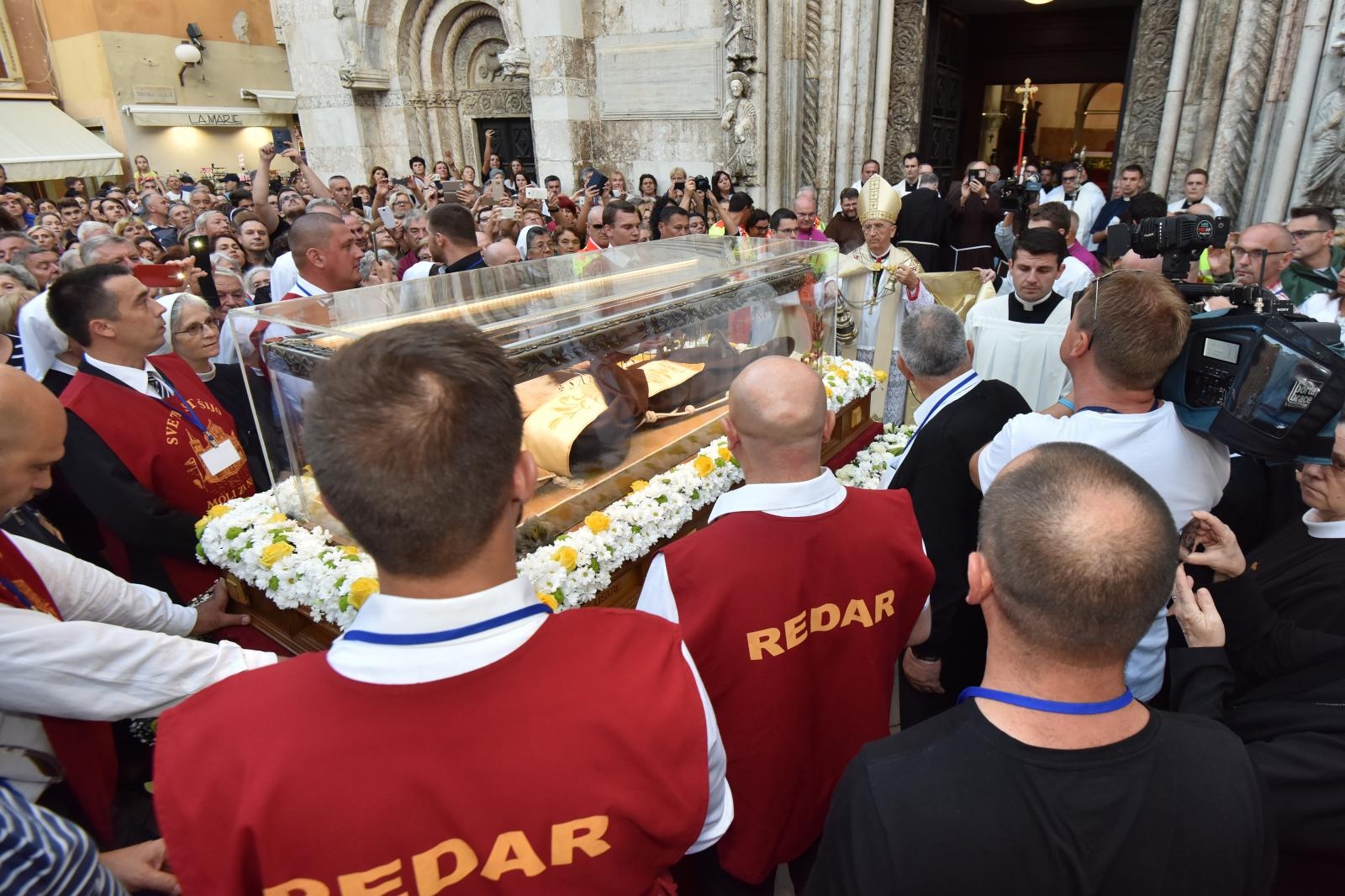 Velik broj vjernika sudjelovalo u procesiji u kojoj je nošeno tijelo Leopolda Bogdana Mandića od crkve Gospe od zdravlja do katedrale sv. Stošije Velik broj vjernika sudjelovalo u procesiji u kojoj je nošeno tijelo Leopolda Bogdana Mandića od crkve Gospe od zdravlja do katedrale sv. Stošije