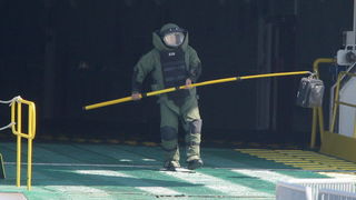 Zadar, 180411.
Vjezba uklanjanja eksplozivne naprave sa putnickog broda Zadar u kojoj su sudjelovale interventne sluzbe (hitna pomoc, policija, vatrogasaci, lucke kapetanija i drugi)
Na slici: detalj sa vjezbe.
Foto: Vladimir Ivanov / CROPIX Zadar, 180411.
Vjezba uklanjanja eksplozivne naprave sa putnickog broda Zadar u kojoj su sudjelovale interventne sluzbe (hitna pomoc, policija, vatrogasaci, lucke kapetanija i drugi)
Na slici: detalj sa vjezbe.
Foto: Vladimir Ivanov / CROPIX