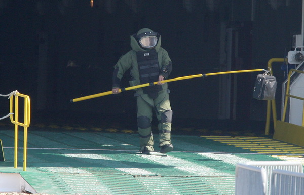 Zadar, 180411.
Vjezba uklanjanja eksplozivne naprave sa putnickog broda Zadar u kojoj su sudjelovale interventne sluzbe (hitna pomoc, policija, vatrogasaci, lucke kapetanija i drugi)
Na slici: detalj sa vjezbe.
Foto: Vladimir Ivanov / CROPIX Zadar, 180411.
Vjezba uklanjanja eksplozivne naprave sa putnickog broda Zadar u kojoj su sudjelovale interventne sluzbe (hitna pomoc, policija, vatrogasaci, lucke kapetanija i drugi)
Na slici: detalj sa vjezbe.
Foto: Vladimir Ivanov / CROPIX