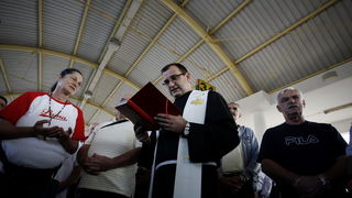 Zadar, 230911.
Hrvatski branitelji danas su krenuli prema Haagu, gdje ce u subotu odrzati mirni prosvjed kako bi uputili poruku Europi i svijetu. Pod motom Pravda je izgubila ravnotezu. Zadarski branitelji krenuli su s autobusnog kolodvora u Zadru u 8 sat