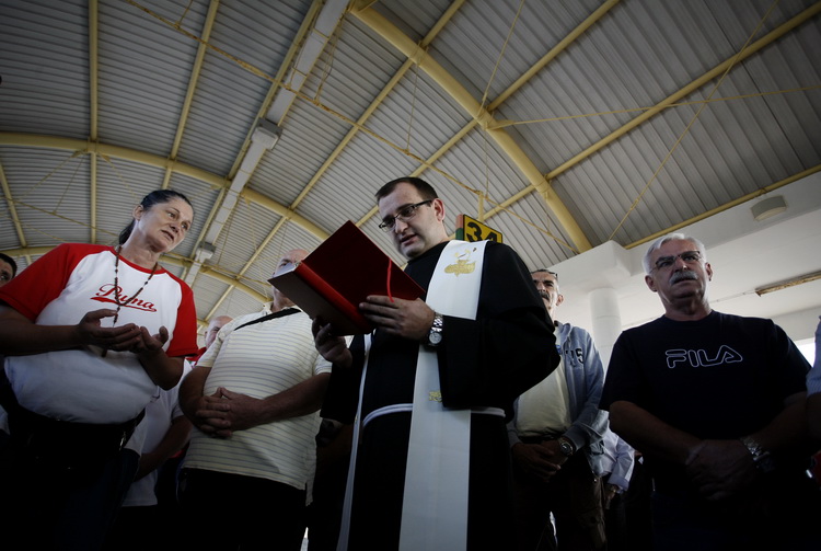 Zadar, 230911.
Hrvatski branitelji danas su krenuli prema Haagu, gdje ce u subotu odrzati mirni prosvjed kako bi uputili poruku Europi i svijetu. Pod motom Pravda je izgubila ravnotezu. Zadarski branitelji krenuli su s autobusnog kolodvora u Zadru u 8 sat