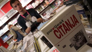 Pula,041209.
Recesijski, ali veselo i uz pjesmu otvoren je u petak jubilarni 15. Sa(n)jam knjige u Istri, koji ce do 13. prosinca okupiti vise od 200 autora i 300 nakladnika.Sajam je prigodnim rijecima otvorio veliki argentinsko-kanadski knjizevnik Albert Pula,041209.
Recesijski, ali veselo i uz pjesmu otvoren je u petak jubilarni 15. Sa(n)jam knjige u Istri, koji ce do 13. prosinca okupiti vise od 200 autora i 300 nakladnika.Sajam je prigodnim rijecima otvorio veliki argentinsko-kanadski knjizevnik Albert