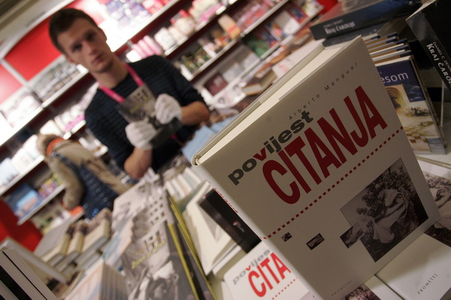 Pula,041209.
Recesijski, ali veselo i uz pjesmu otvoren je u petak jubilarni 15. Sa(n)jam knjige u Istri, koji ce do 13. prosinca okupiti vise od 200 autora i 300 nakladnika.Sajam je prigodnim rijecima otvorio veliki argentinsko-kanadski knjizevnik Albert Pula,041209.
Recesijski, ali veselo i uz pjesmu otvoren je u petak jubilarni 15. Sa(n)jam knjige u Istri, koji ce do 13. prosinca okupiti vise od 200 autora i 300 nakladnika.Sajam je prigodnim rijecima otvorio veliki argentinsko-kanadski knjizevnik Albert