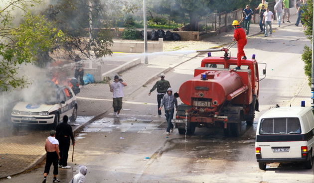 Siroki brijeg, 041009. Neredi prije utakmice BiH Premierlige u Sirokom Brijegu. Navijaci klubova Sarajevo i Siroki Brijeg su se zestoko sukobili, pri cemu je ubijen jedan navijac Sarajeva te je vise osoba zadobilo mnogobrojne ozlijede. Poslije svega dones